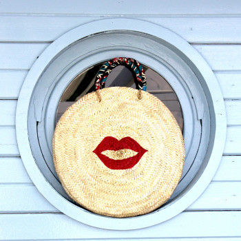 panier osier rond plage kiss rouge par maud fourier