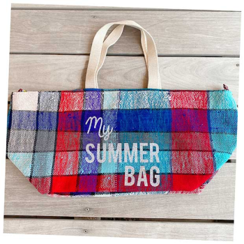 Détail du tissu haïk marocain rouge et bleu recyclé en cabas