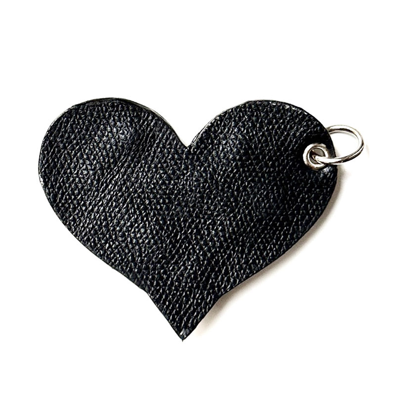 Porte-clé cœur en cuir noir upcyclé avec finition dorée