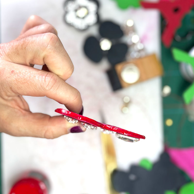 Tranches poncées et vernies à la main – Cœur Bisou cuir upcyclé