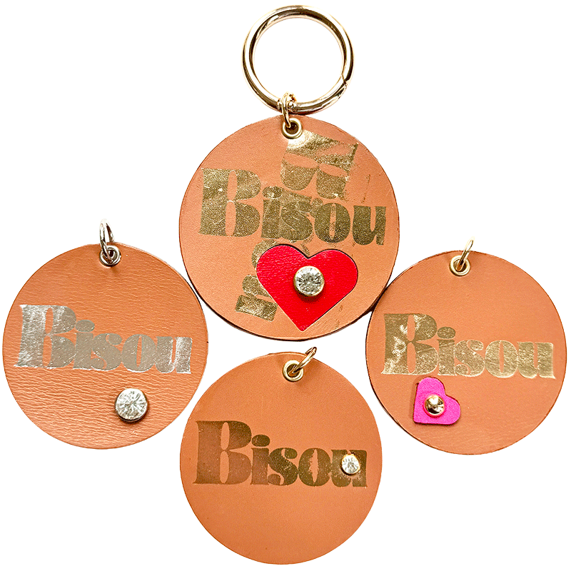 porte clé rond cuir camel « bisou » or fait main à Paris