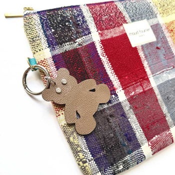 housse ordinateur 13", tissu recyclé, fabrication artisanale avec bijou de sac à accrocher