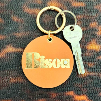 Marquage “bisou” doré sur cuir camel upcyclé, porte clé