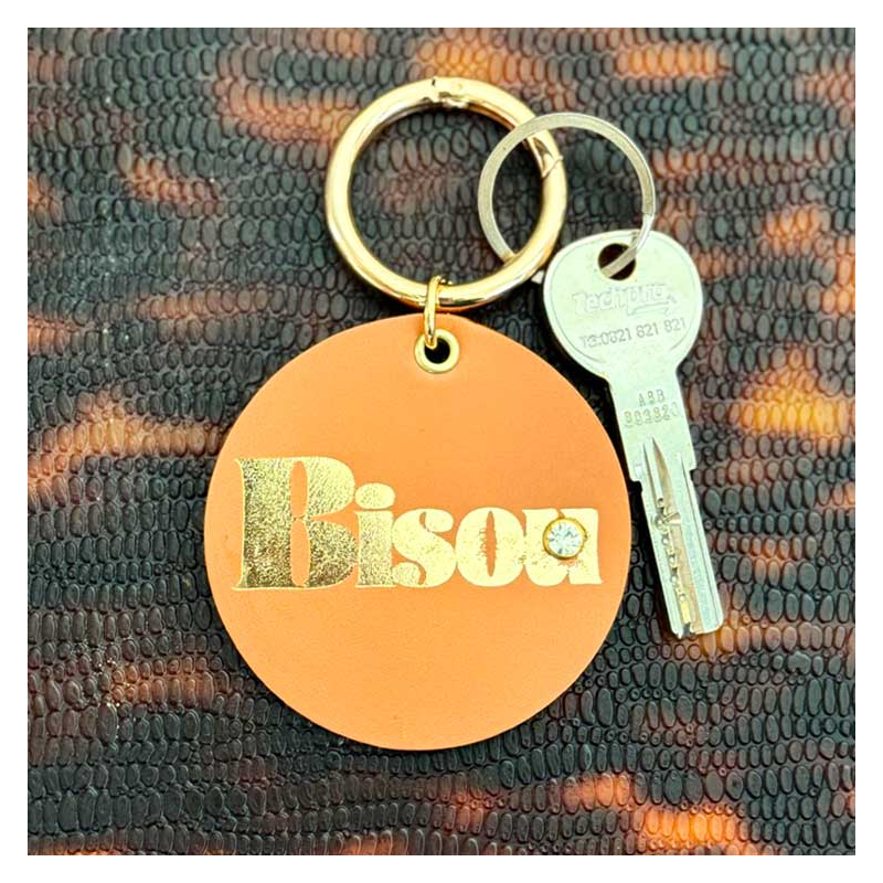 Marquage “bisou” doré sur cuir camel upcyclé, porte clé