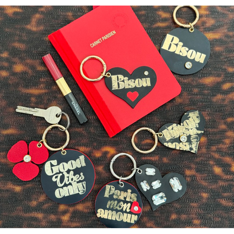 bijou de sac Cœur Bisou cuir noir avec marquage doré made in paris