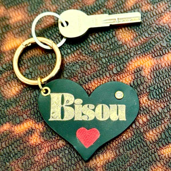 Cœur Bisou cuir noir avec marquage doré irrégulier, finitions premium
