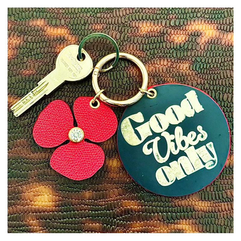 porte clé Camélia en cuir upcyclé avec strass, fait main à Paris