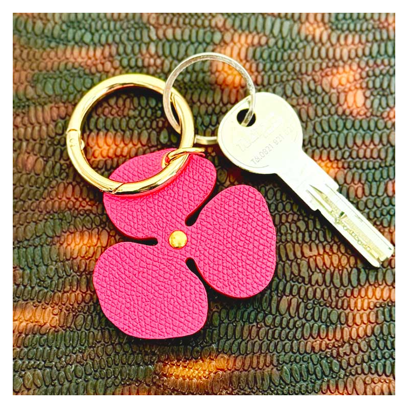 bijou de sac Camélia en cuir upcyclé fuchsia avec cœur strass, fait main à Paris