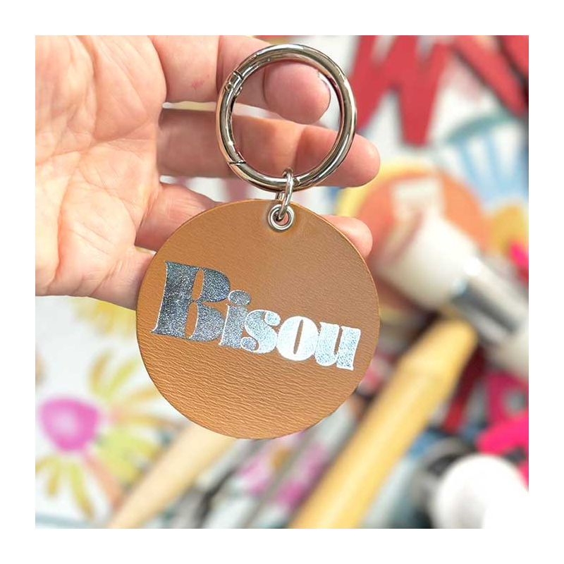 Bijou de sac rond cuir camel « bisou » or – fait main à Paris