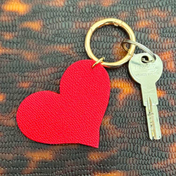 Porte-clé cœur en cuir rouge upcyclé fait main à Paris