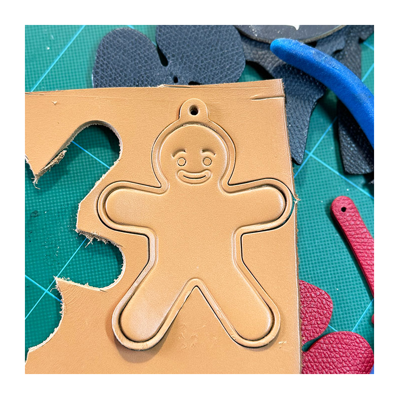 bijou de sac bonhomme ginger en cuir upcyclé de coloris camel