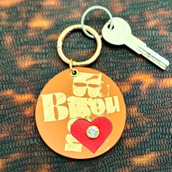 Hand-sanded and varnished edges – round camel Keyring made in paris