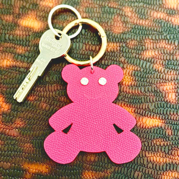 nounours Strass en cuir upcyclé rose, yeux rivets strass, fait main à Paris