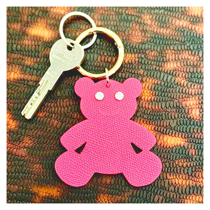 nounours Strass en cuir upcyclé rose, yeux rivets strass, fait main à Paris