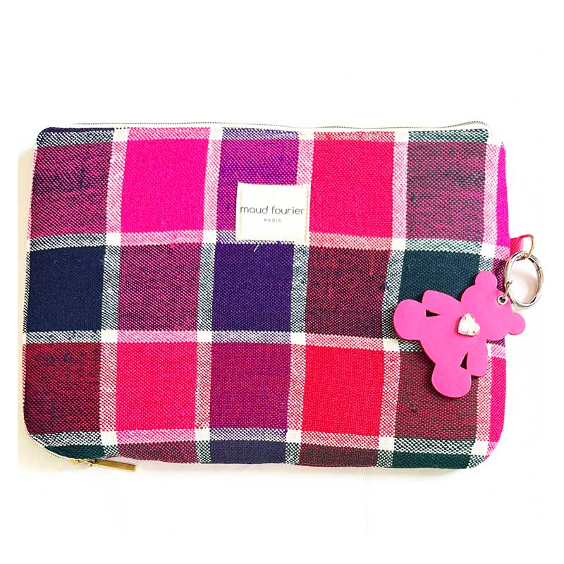 porte clé nounours en cuir upcyclé fait main à Paris sur housse ordinateur