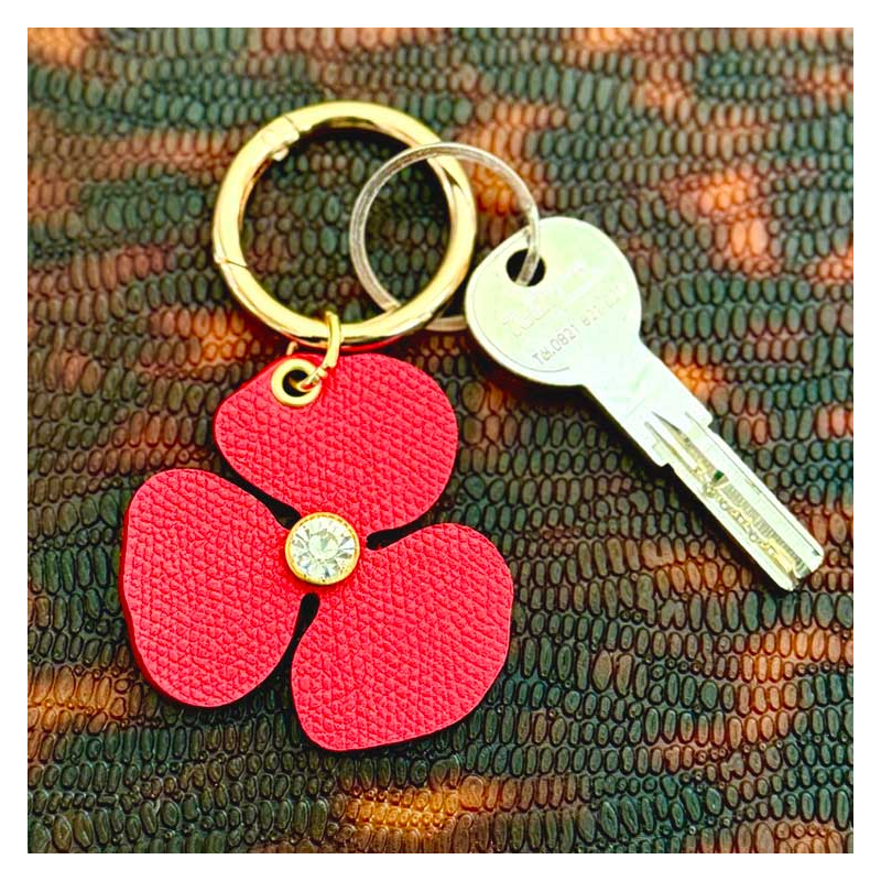 Camélia en cuir upcyclé rouge avec rivet strass, fait main à Paris