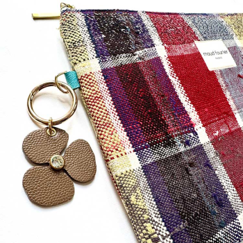 porte-clés Camélia en cuir upcyclé coloris taupe avec rivet strass, fait main à Paris