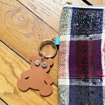porte cle nounours Strass en cuir upcyclé fait main à Paris. sur housse ordinateur