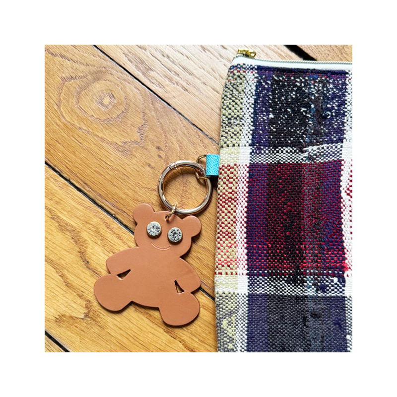 porte cle nounours Strass en cuir upcyclé fait main à Paris. sur housse ordinateur