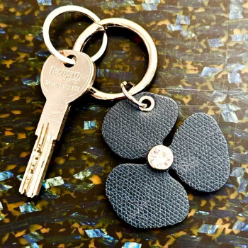 porte clé Camélia marine/noir – finition argentée, fabrication artisanale