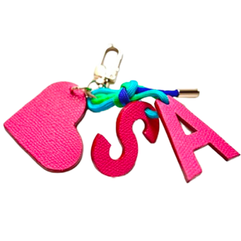 Porte-clés lettre en cuir accroché à un sac – accessoire personalisé