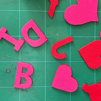 Initials leather bag charm with heart on multicolour paracord — Handmade in Paris