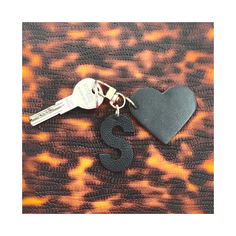 lettre en porte clé, cuir upcyclé bicolore