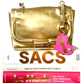 Bijou de sac Cœur Bisou cuir rose avec marquage doré et rivet strass