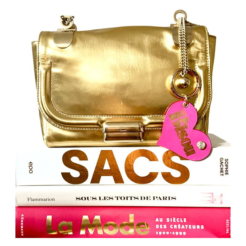 Bijou de sac Cœur Bisou cuir rose avec marquage doré et rivet strass