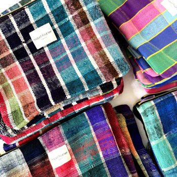 detail tissu upcycle Trousse multicolore bisou