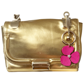 bijou de sac Camélia en cuir upcyclé rouge avec rivet strass, fait main à Paris