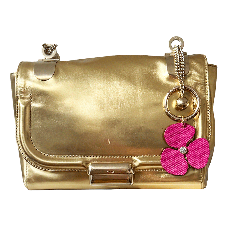 bijou de sac Camélia en cuir upcyclé rouge avec rivet strass, fait main à Paris