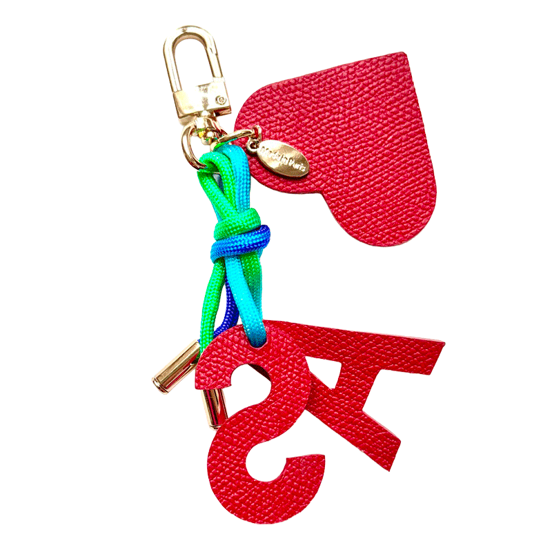 Porte-clés lettre en cuir accroché à un sac – accessoire personalisé