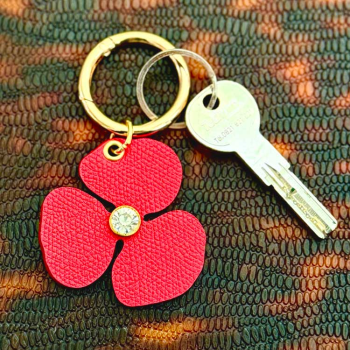 Camélia en cuir upcyclé rouge avec rivet strass, fait main à Paris