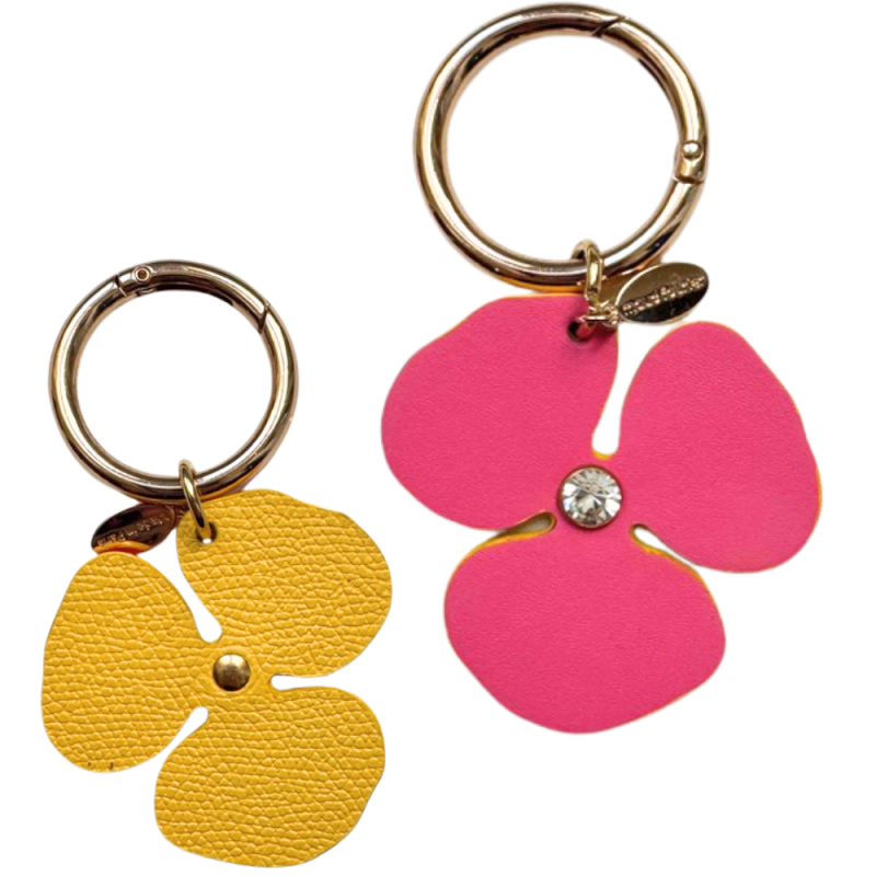 Bijou de sac Camélia rose jaune en cuir upcyclé