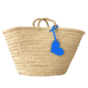 Bijou de sac cœur en cuir upcyclé accroché à un panier de plage Maud Fourier Paris