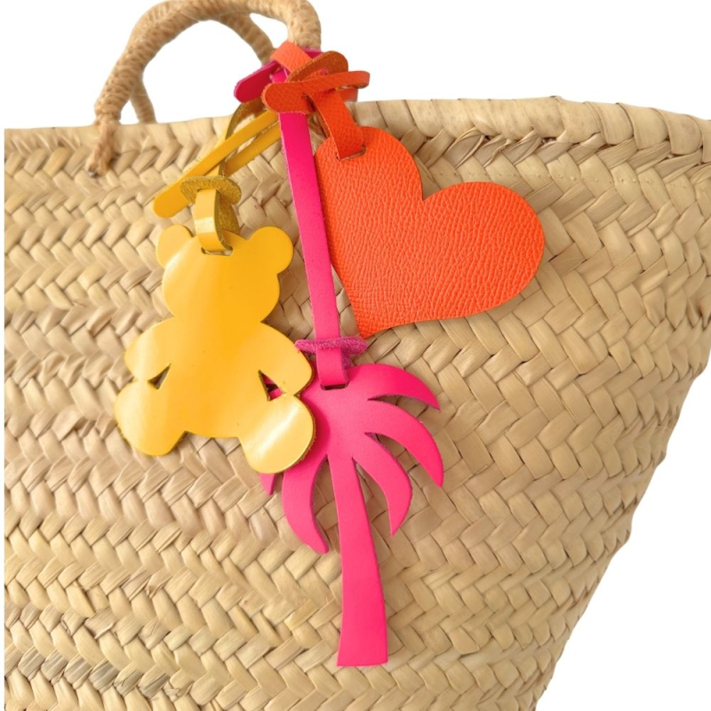 Bijou de sac nounours en cuir upcyclé accroché à un panier de plage