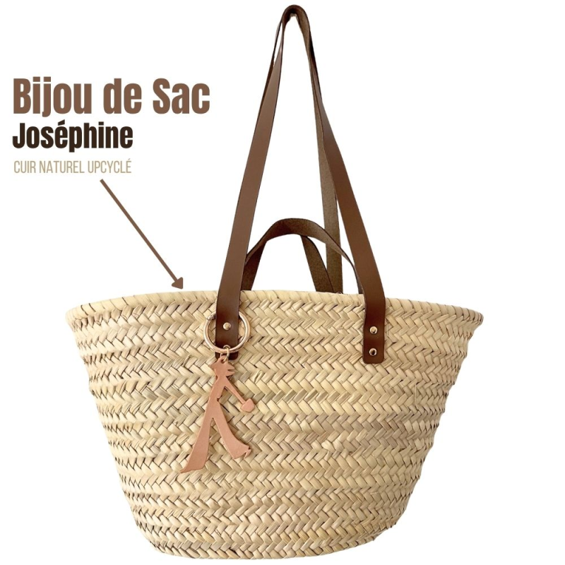 Bijou de sac en cuir naturel accroché à un panier en paille