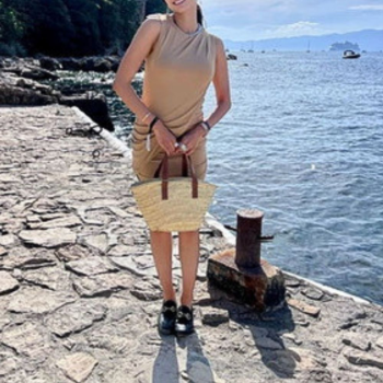 Mini straw basket with leather shoulder strap