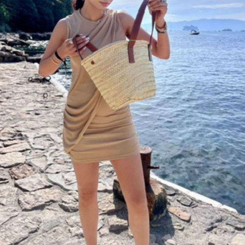 Mini straw basket with leather shoulder strap